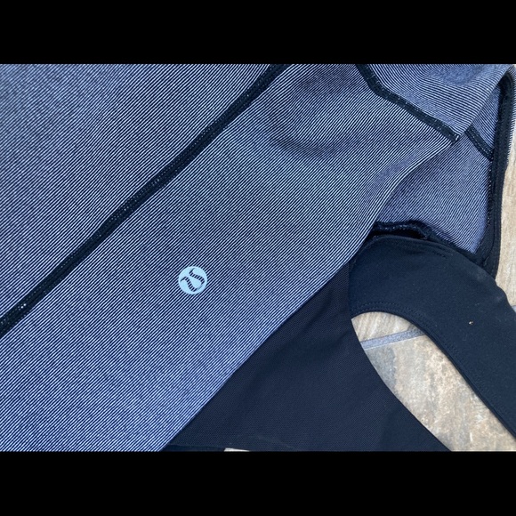 Lululemon tank top. Size 6-8 black/grey. - Picture 5 of 6